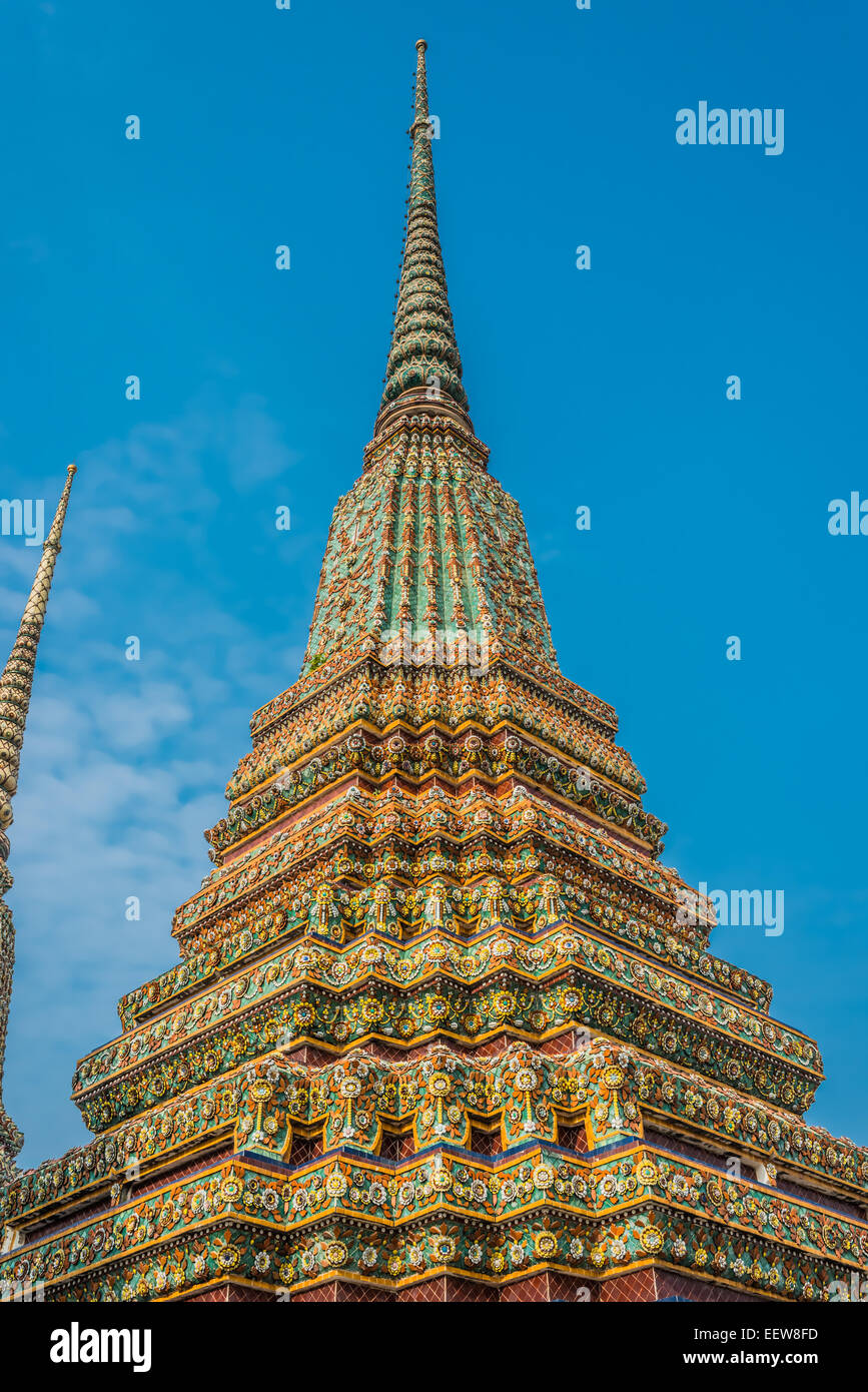 Chedi colorés au temple de Wat Pho à Bangkok en Thaïlande Banque D'Images