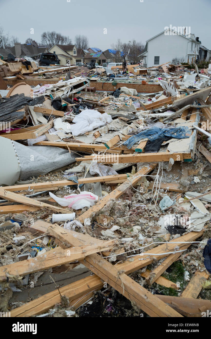 Les décombres de la ville détruite par une tornade Banque D'Images