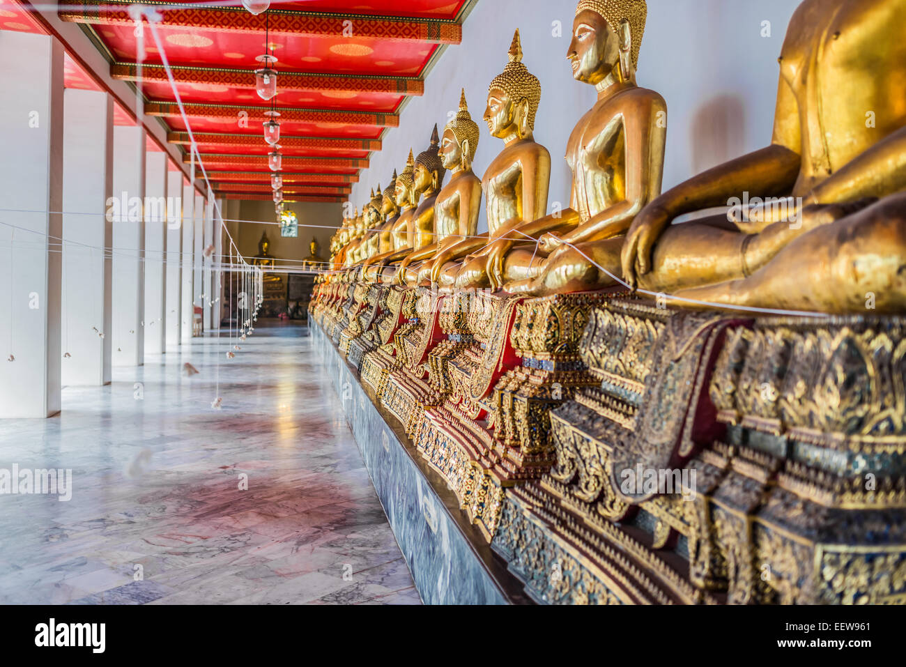 Statues de Bouddha d'or alignés au temple de Wat Pho à Bangkok en Thaïlande Banque D'Images