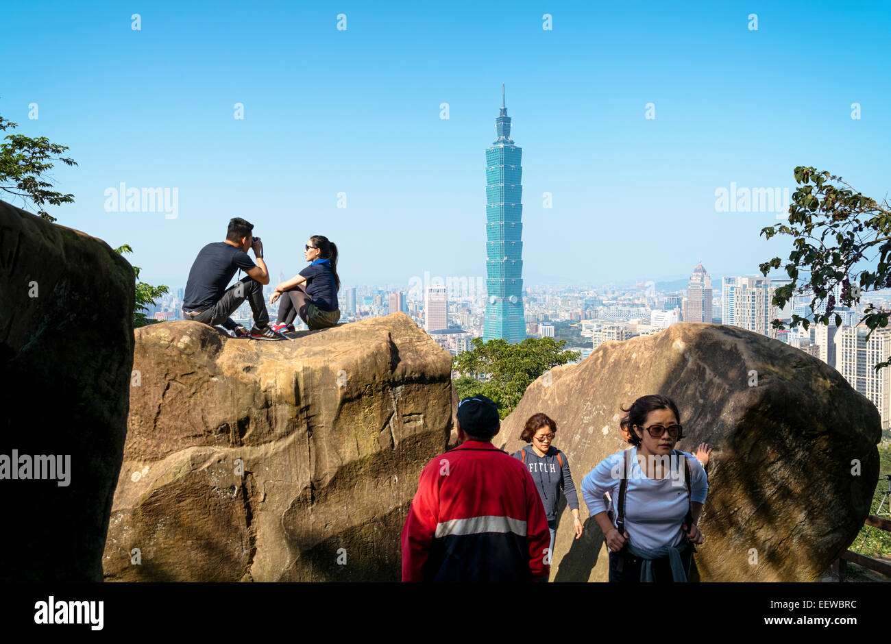 Taipei, Taiwan - Dec 30, 2014 : les touristes à l'éléphant Mt. à Taipei. Les touristes sont la randonnée au sentier de randonnée de la Nangang District Banque D'Images