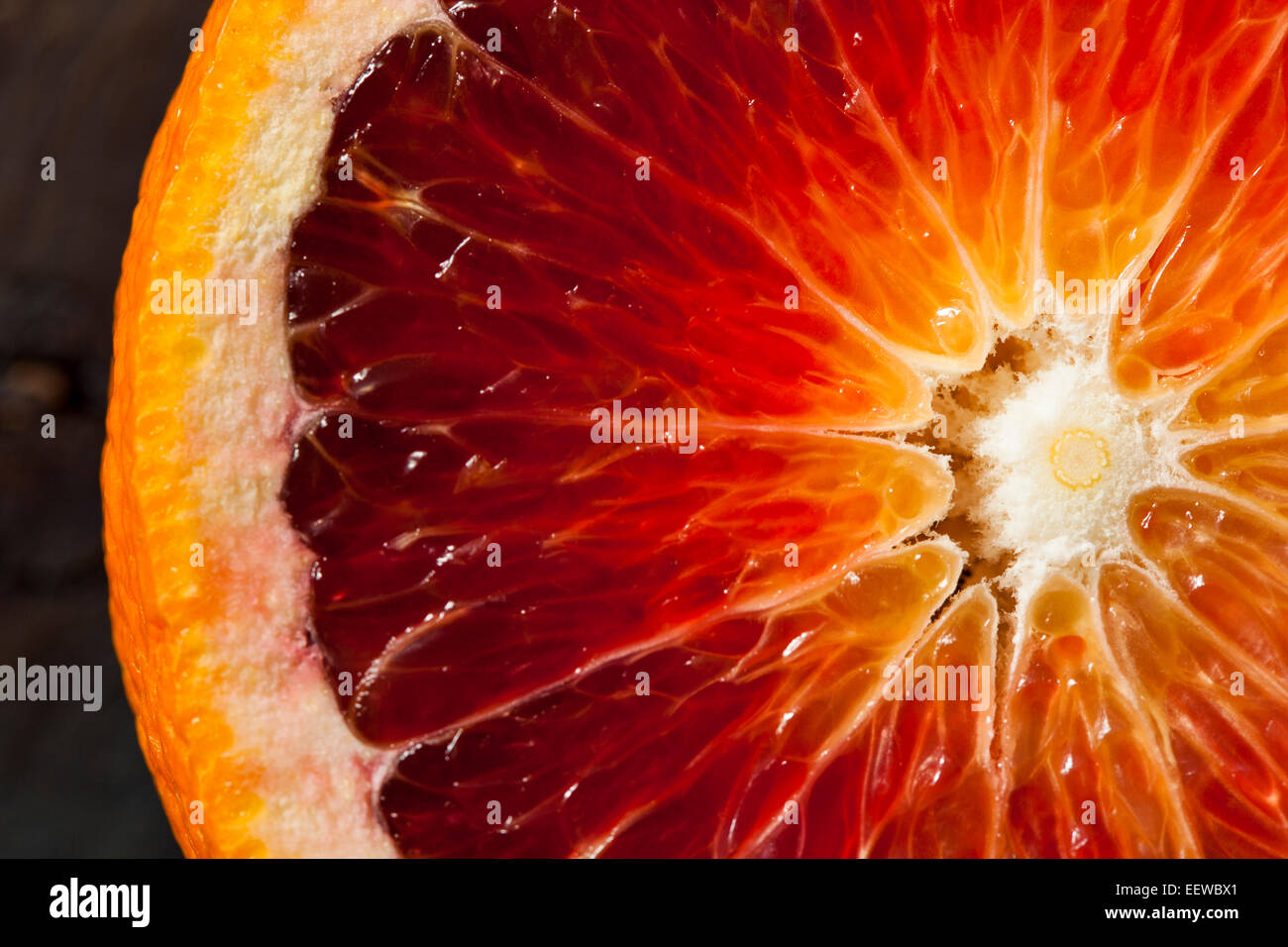 Les matières organiques du sang rouge des oranges sur un arrière-plan Banque D'Images