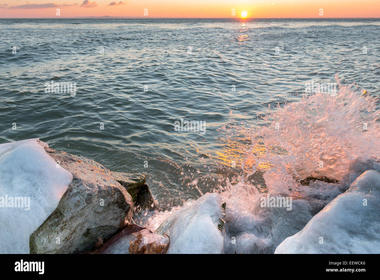 Lac Balaton glacées en hiver par Sunrise, Hongrie Banque D'Images