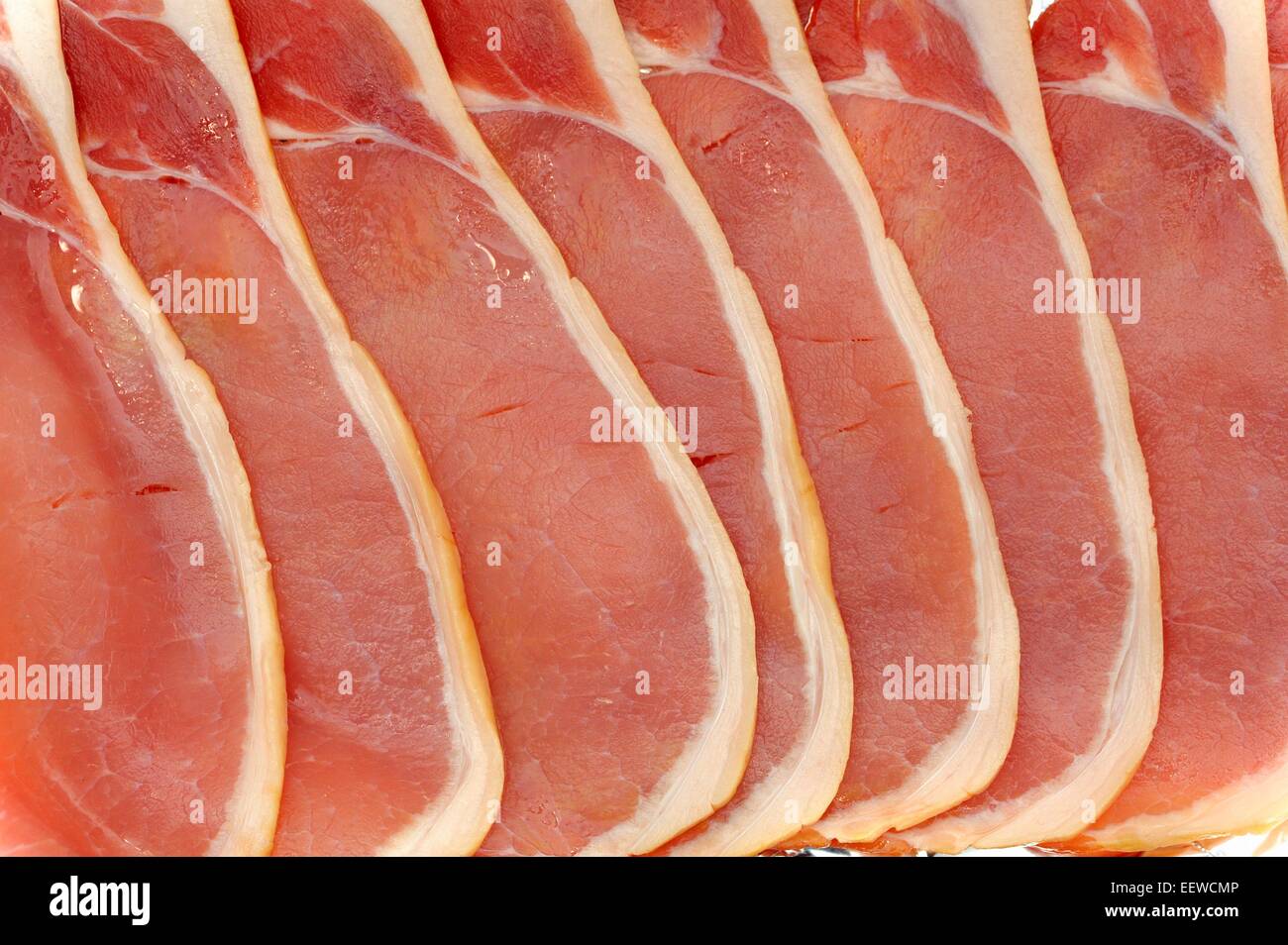 Tranches de bacon fumé non cuites brutes Banque D'Images