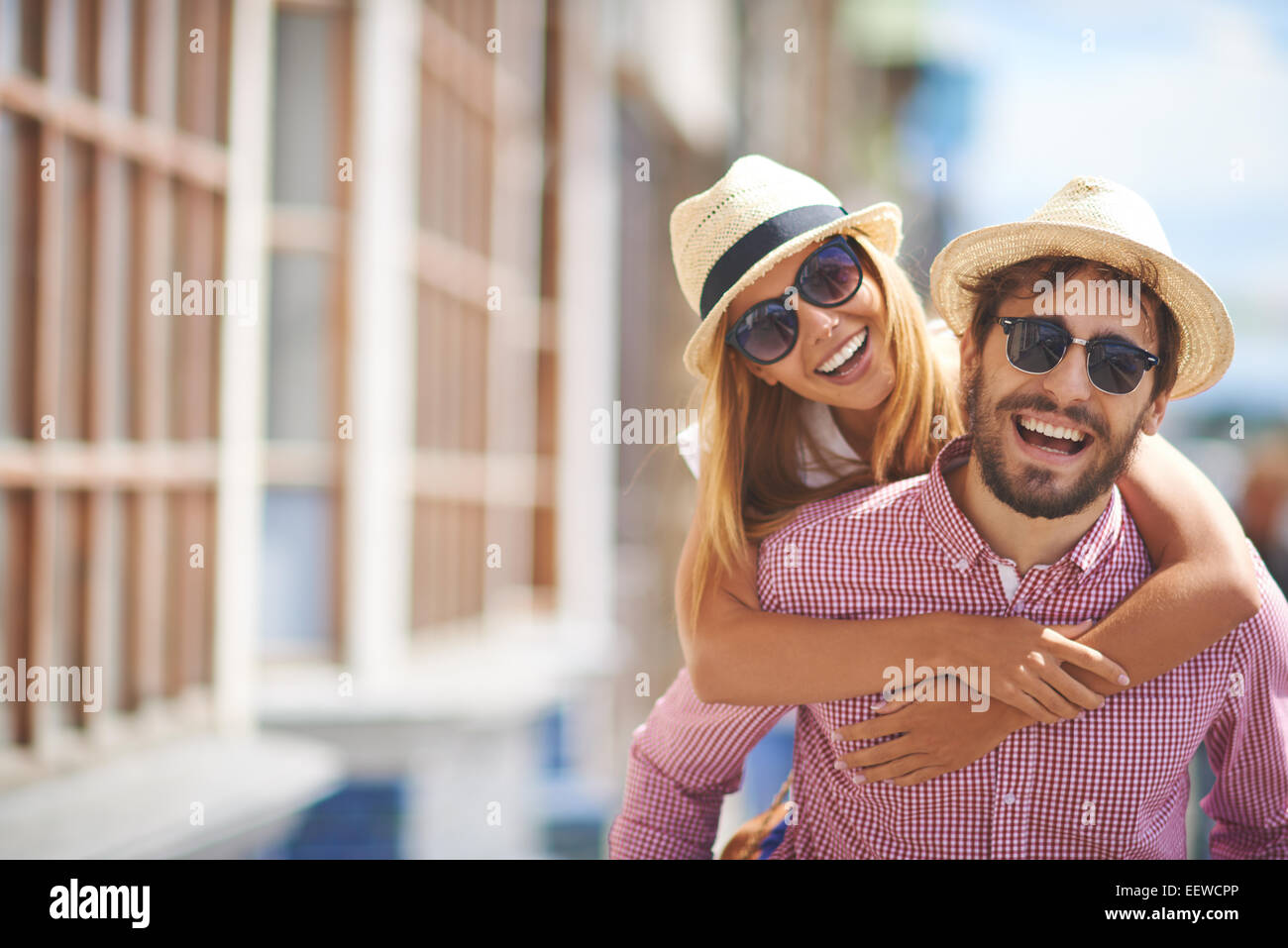 Les jeunes joyeux in chapeaux et lunettes Banque D'Images