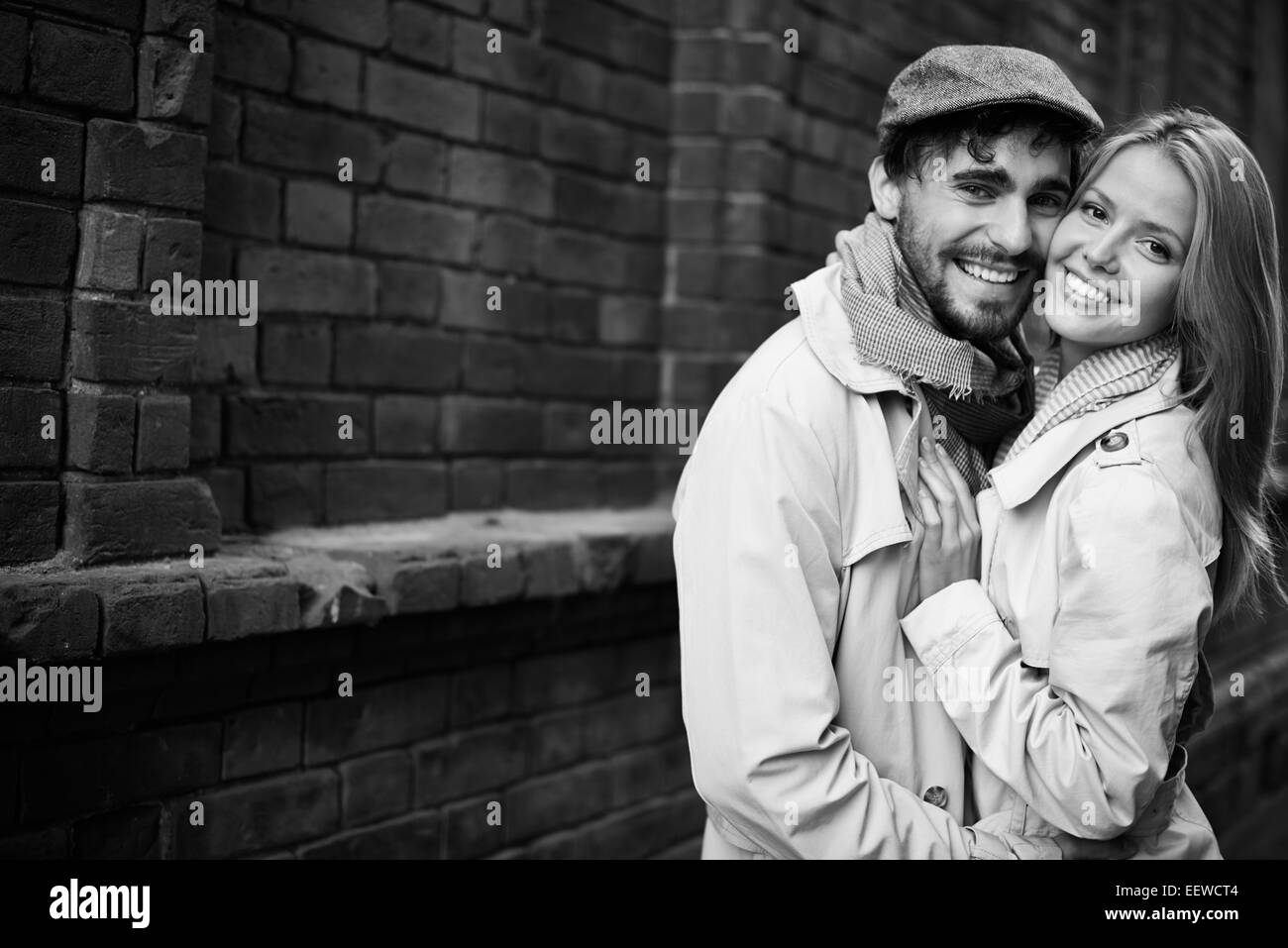 Portrait de dates romantique dans l'élégant quartier de casualwear looking at camera Banque D'Images