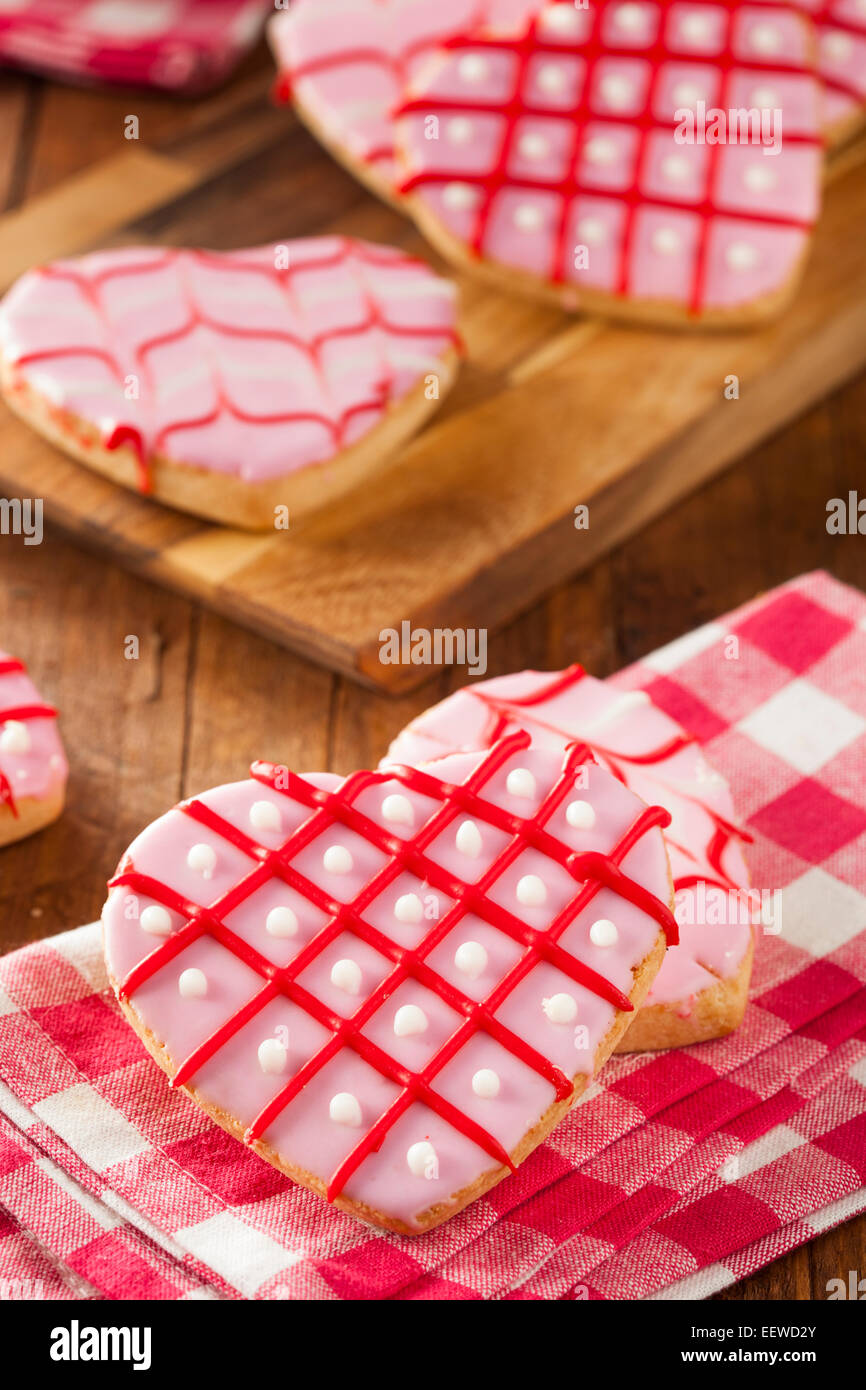 Rose fait maison Saint-valentin Cookies en forme de Cœur Banque D'Images