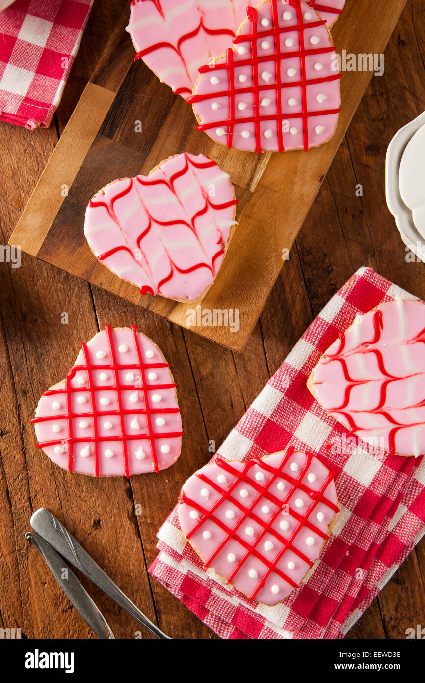 Rose fait maison Saint-valentin Cookies en forme de Cœur Banque D'Images