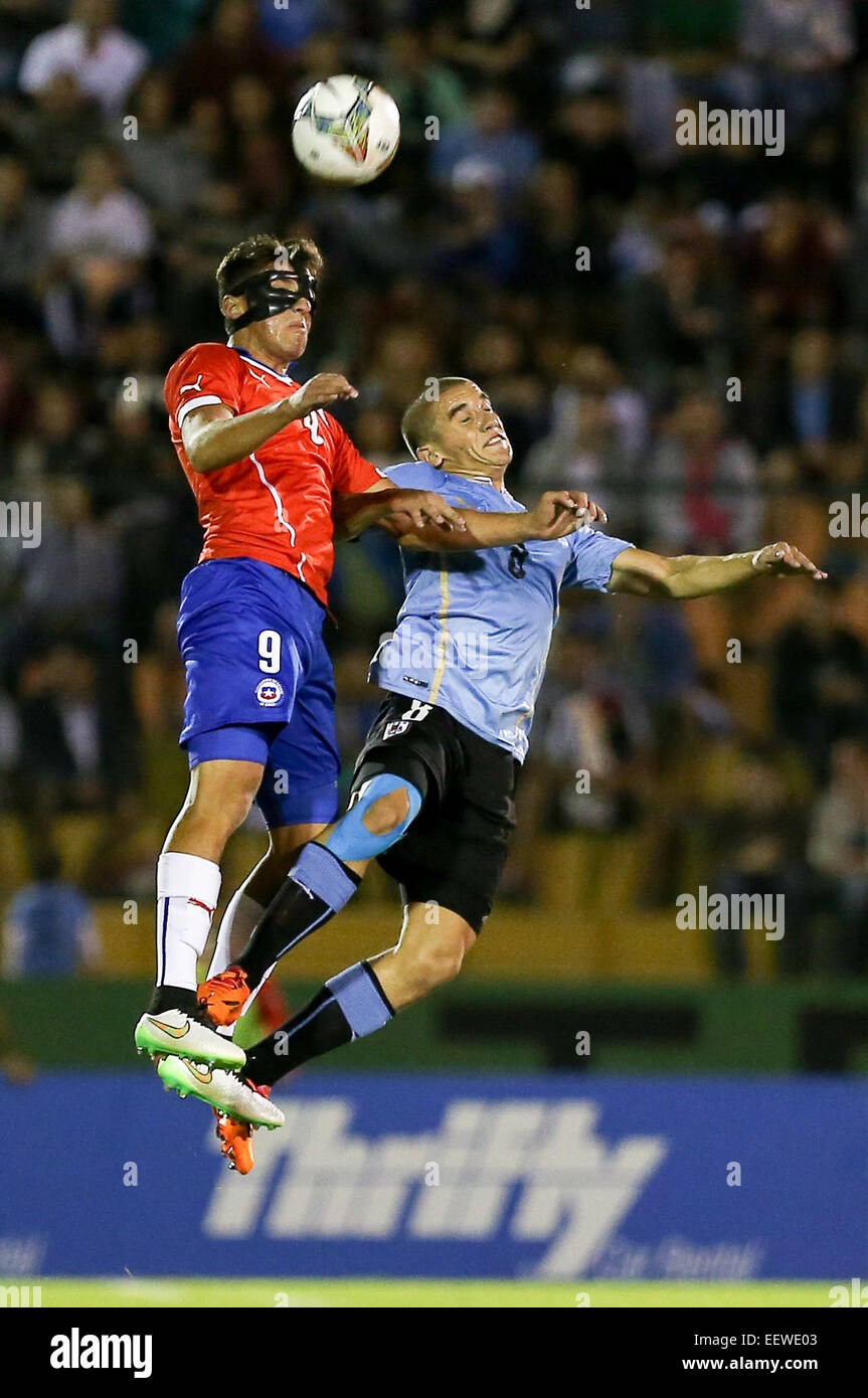 Maldonado. 21 Jan, 2015. L'Uruguay Mauro Arambarri (R) rivalise avec Ignacio Jeraldino du Chili pendant le match du tournoi U20 de l'Amérique du Sud à Maldonado, Uruguay, le 21 janvier, 2015 © Xu Zijian/Xinhua/Alamy Live News Banque D'Images