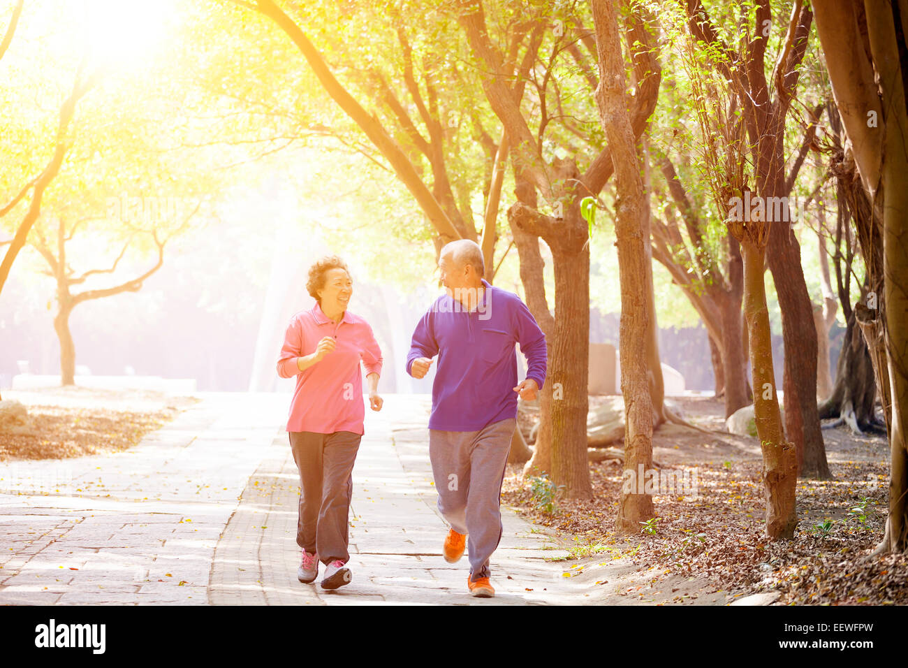Happy Senior Couple exerçant dans le parc Banque D'Images
