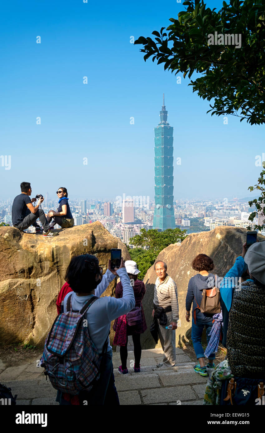 Taipei, Taiwan - Dec 30, 2014 : les touristes à l'éléphant Mt. à Taipei. Les touristes sont la randonnée au sentier de randonnée de la Nangang District Banque D'Images