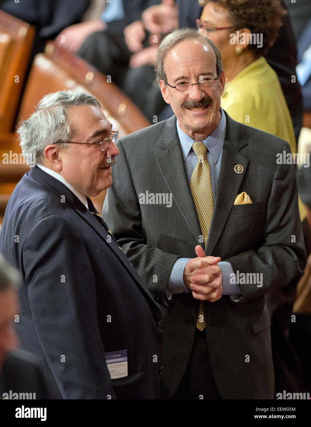 Les représentants des Etats-Unis G.K. Butterfield (Démocrate de Caroline du Nord), à gauche, et Eliot Engel (démocrate de New York), droite, engager la conversation avant l'arrivée du président américain Barack Obama d'offrir l'état de l'Union à une session conjointe du Congrès dans la capitale américaine le mardi 20 janvier, 2015. Credit : Ron Sachs / CNP (restriction : NO New York ou le New Jersey Journaux ou journaux dans un rayon de 75 km de la ville de New York) - AUCUN FIL SERVICE - Banque D'Images