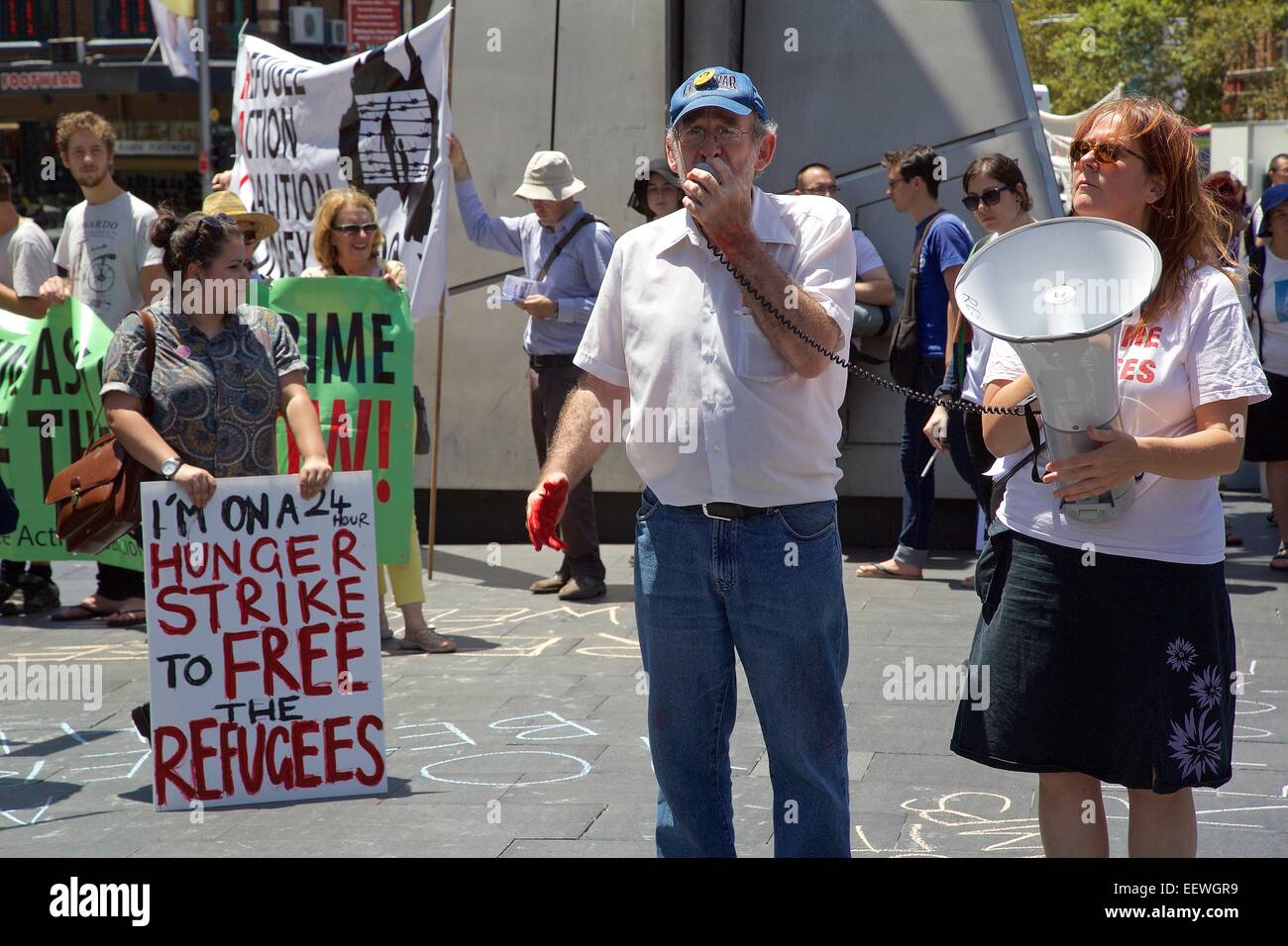 Sydney, Australie. 21 janvier, 2015. Des militants ont organisé des rassemblements de réfugiés dans toute l'Australie, y compris l'un de l'extérieur du Ministère de l'Immigration et de la citoyenneté à 26 Lee Street, Sydney, organisé par la Coalition d'action pour les réfugiés (CCR). Les rassemblements ont été organisés en solidarité avec la grève de la faim et de l'île de Manus, le gréviste de la faim iraniens à Darwin. Les messages écrits à la craie par les manifestants dans la George Street, près de la Gare Centrale comme Ian Rintoul parle à la foule. Credit : Crédit : Copyright 2015 Richard Milnes / Alamy Live News. Banque D'Images