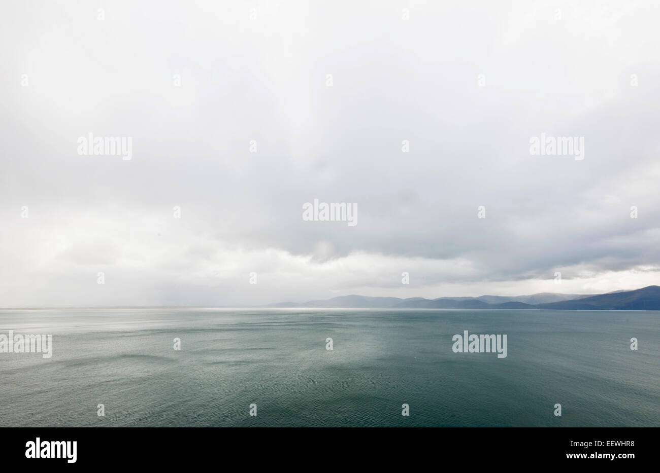 Océan Atlantique au large de la côte irlandaise misty, comté de Kerry, Irlande Banque D'Images