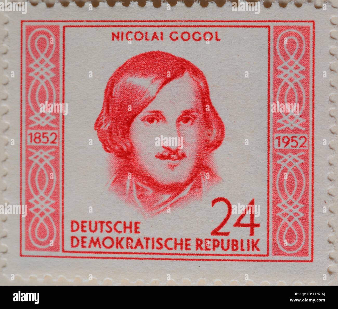 Nikolai Gogol, un dramaturge russe, romancier et nouvelliste d'origine ethnique ukrainienne, portrait sur un timbre Allemand, GDR Banque D'Images