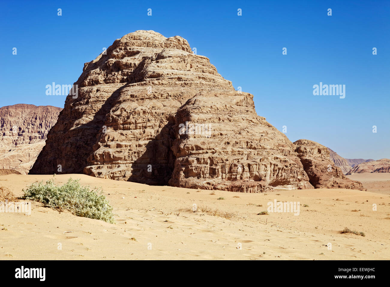 Plaine désertique avec des falaises de grès, désert, Wadi Rum, Jordanie Banque D'Images