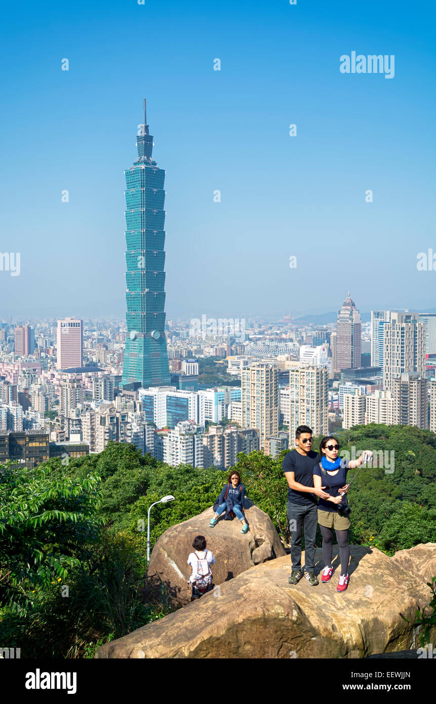 Taipei, Taiwan - Dec 30, 2014 : les touristes à l'éléphant Mt. à Taipei. Les touristes sont la randonnée au sentier de randonnée de la Nangang District Banque D'Images
