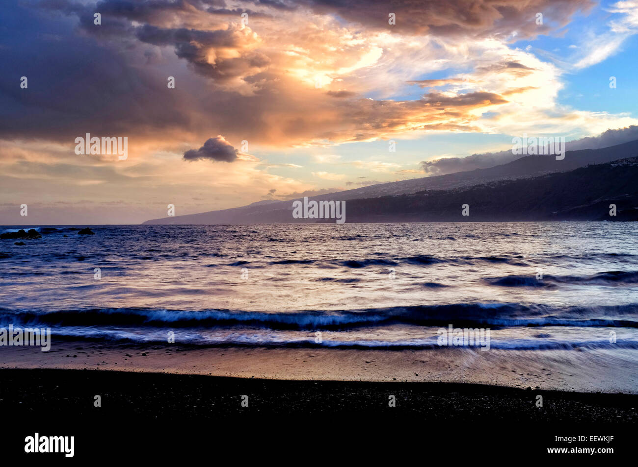 L'aube à Playa Martianez, Puerto de la Cruz, Tenerife, Canaries, Espagne Banque D'Images