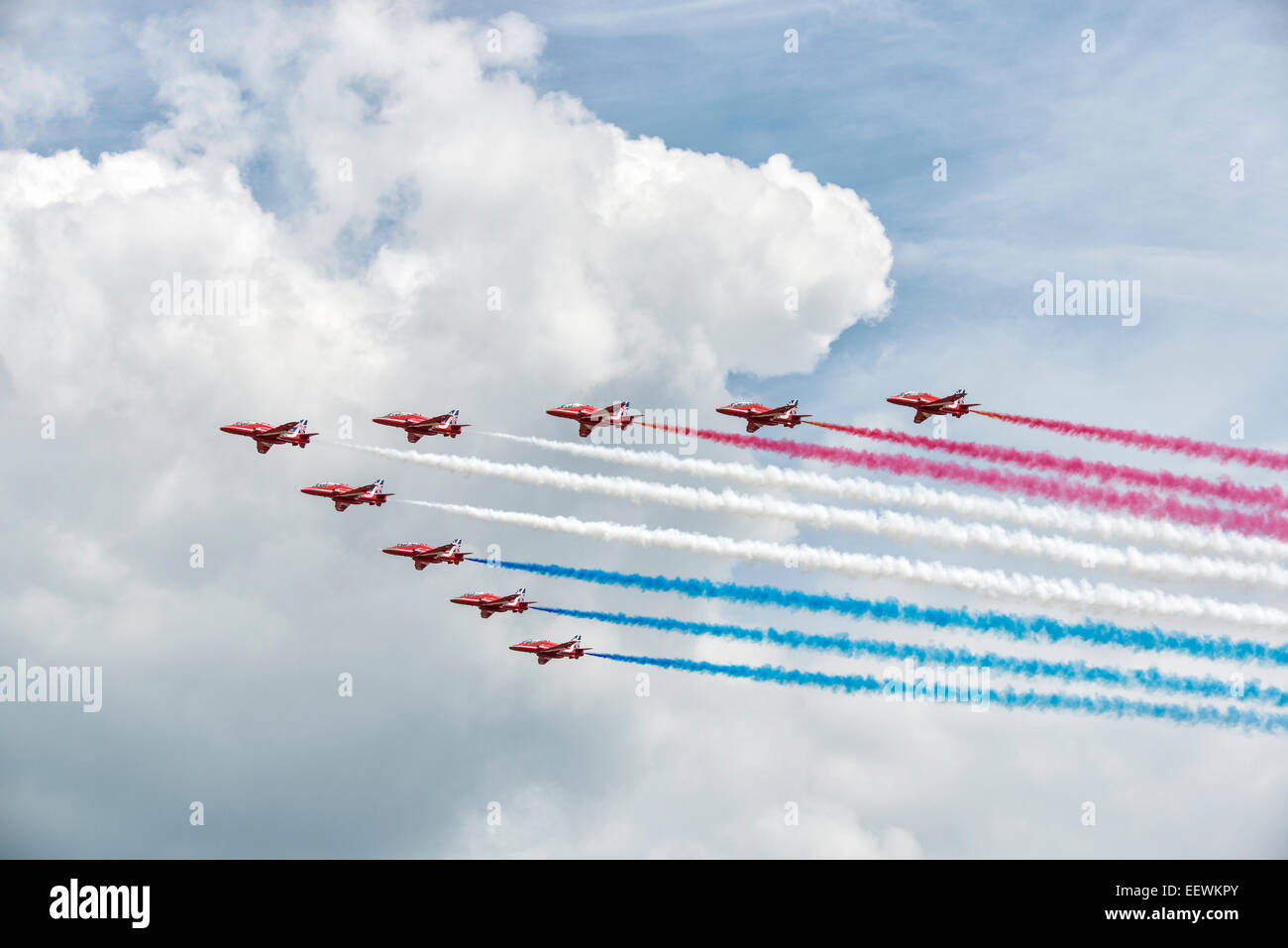 Neuf formateurs Jet Hawk de la Royal Air Force des flèches rouges Aerobatic Display Team en grande formation de bataille Banque D'Images