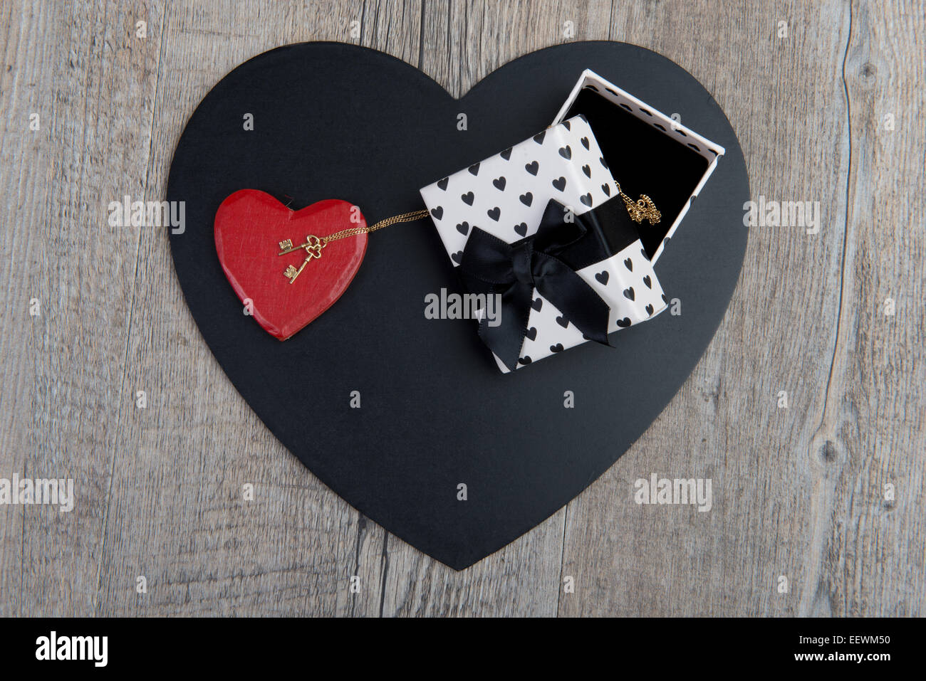 Coeur rouge et noir avec un bijou pour la Saint-Valentin Banque D'Images