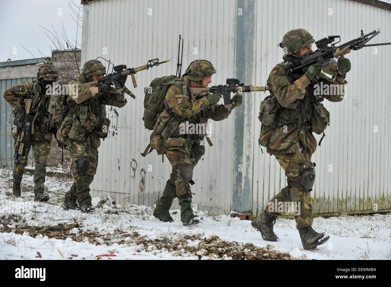 Au cours de l'exercice OTAN soldats néerlandais esprit alliées à l'armée américaine multinationale Centre commun de préparation 20 janvier 2015 en Allemagne, Hohenfels. L'exercice implique plus de 2 000 soldats en provenance du Canada, Hongrie, Pays-Bas, Royaume Uni et les États-Unis. Banque D'Images