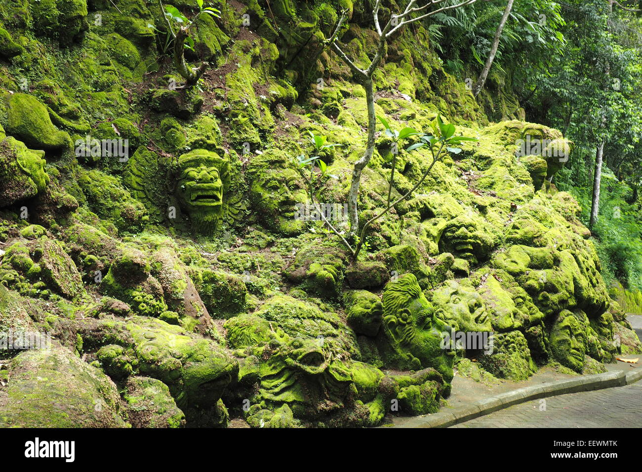 Moss couverts rock sculptures dans les jardins du resort, Ayung Ubud, Bali. Banque D'Images