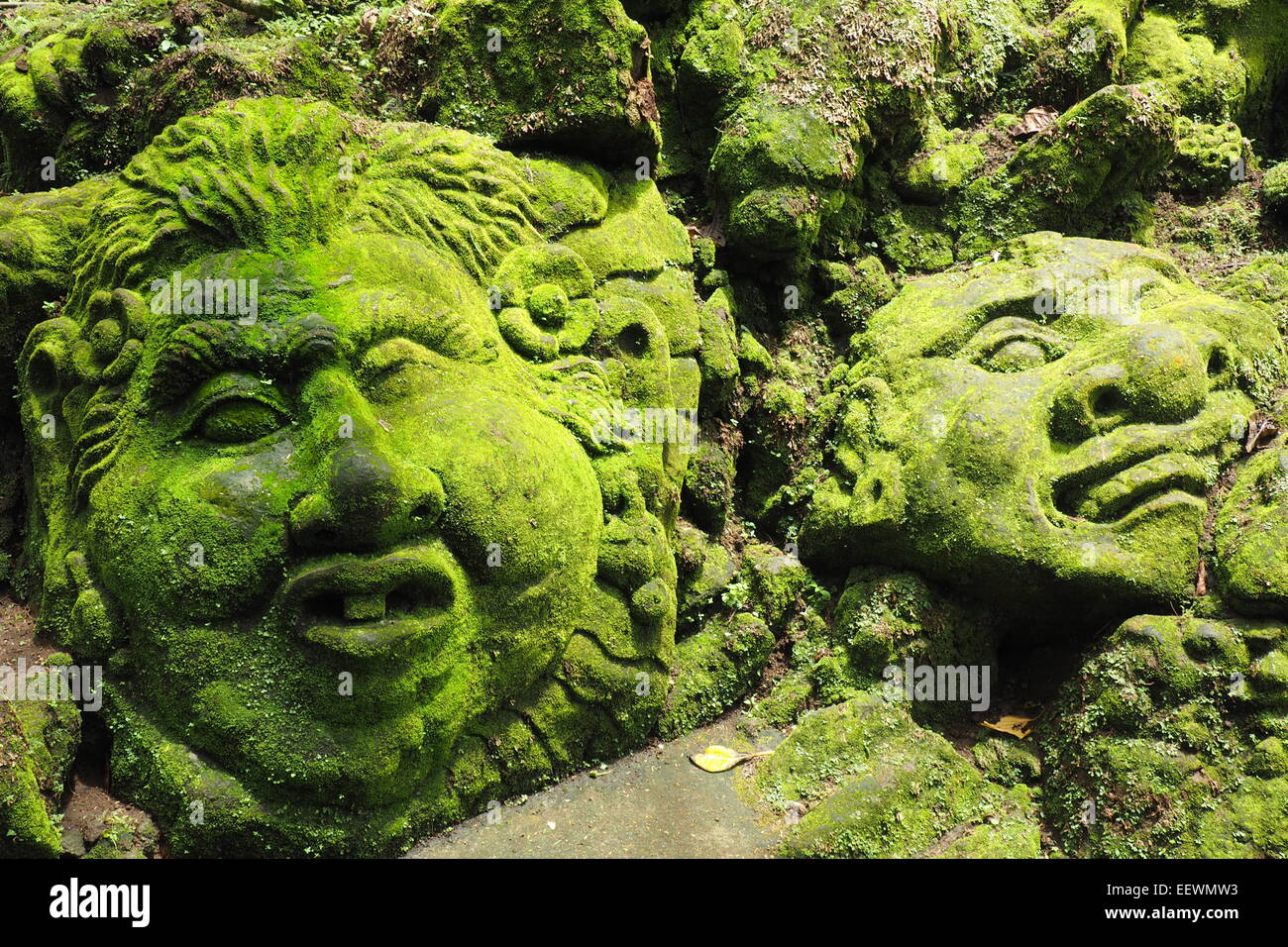 Moss couverts rock sculptures dans les jardins du resort, Ayung Ubud, Bali. Banque D'Images