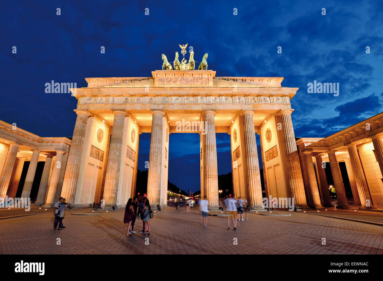 Allemagne, Berlin : les gens à prendre des photos en face de la porte de Brandebourg dans la nuit Banque D'Images