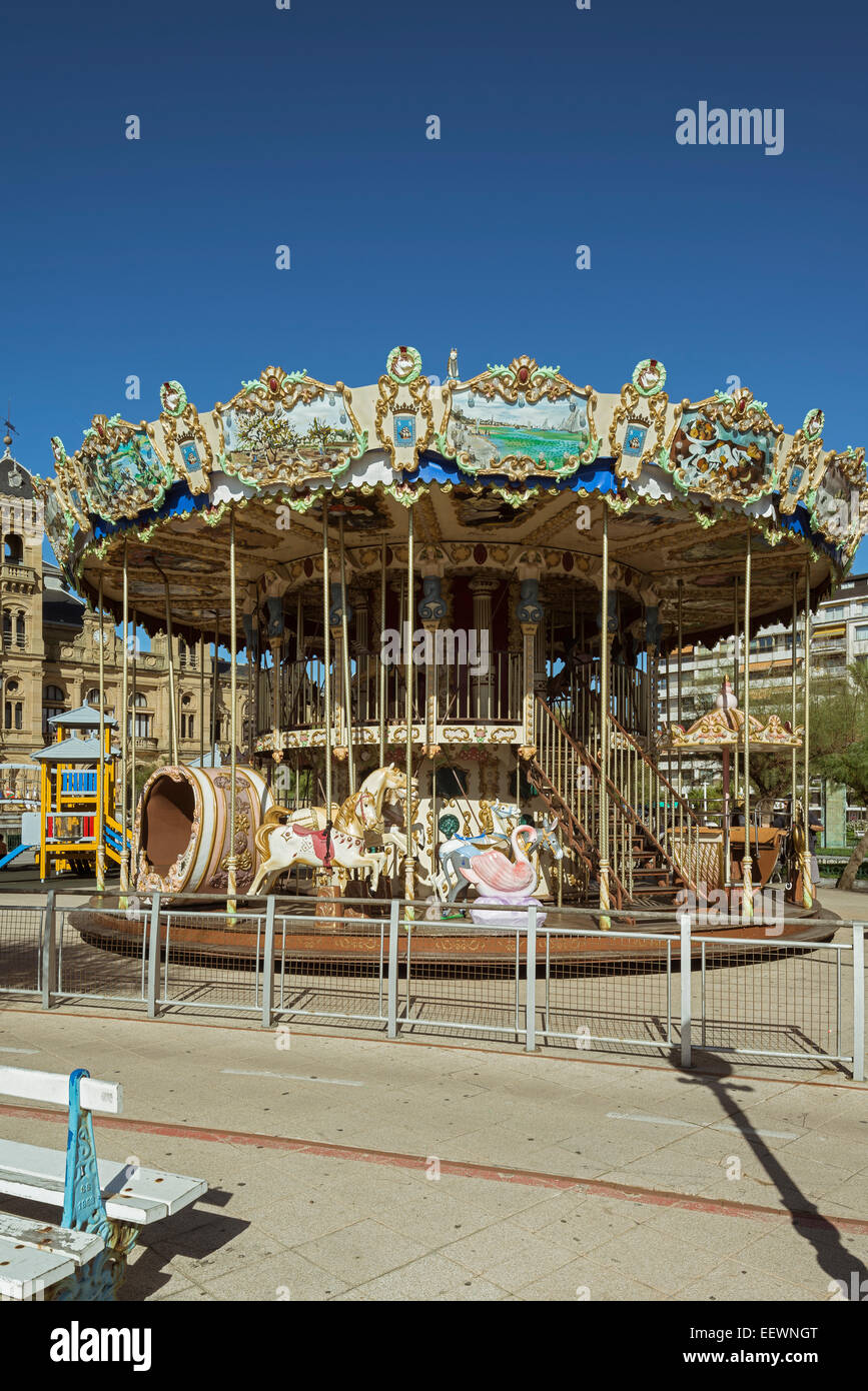 Merry-go-round, meubles anciens en bois chevaux carrousel à San Sebastian, Pays Basque, Espagne, Europe. Banque D'Images