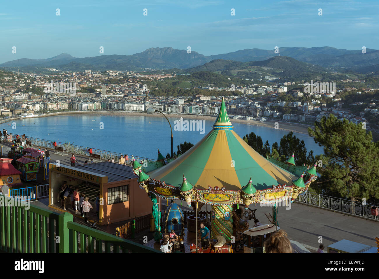 Vue aérienne de la ville de San Sebastián et de la plage La Concha, vue sur le parc d'amusement dans le Monte Igueldo, Pais Vasco, Banque D'Images
