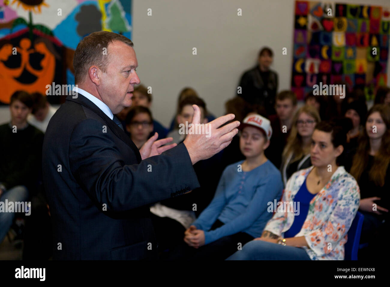 Koge, au Danemark. 22 janvier, 2015. L'ancien premier ministre et leader de l'opposition, Lars Lokke Rasmussen, Venstre (Anglais:Le Parti libéral), rencontre les élèves, l'âge de 15 - 17, dans une école publique, SCT. Nikolai Skole, Koge (Danois : Montreux), près de Copenhague. Ici il explique son propre chemin d'être un homme politique et ancien Premier Ministre. . Le dernier jour d'élection est le 15 septembre 2015, mais personne ne sait quand le premier ministre va pousser le bouton de l'élection. De nombreux observateurs estiment que ce sera la fin du printemps/début de l'été et les chefs de parti sont très occupés à se rencontrer les gens Crédit : OJPHOTOS/Alamy Live News Banque D'Images