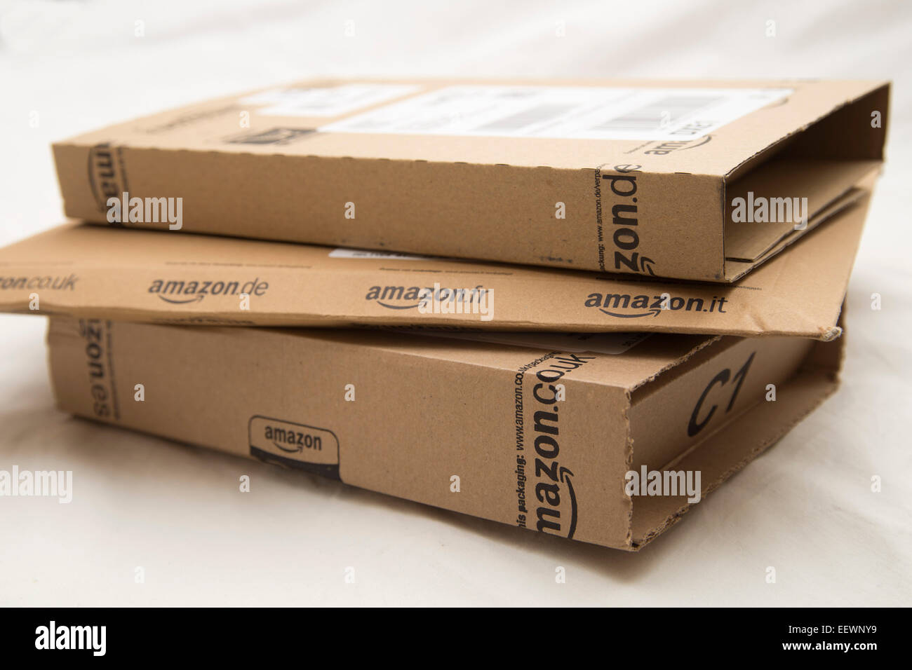 Amazon colis, paquets, post, les achats en ligne Photo Stock - Alamy