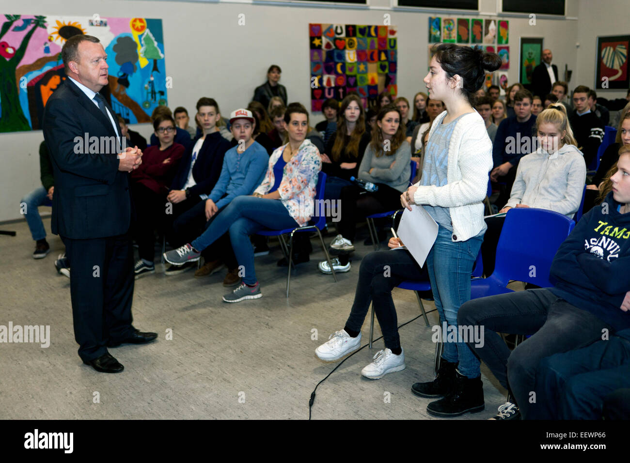 Koge, au Danemark. 22 janvier, 2015. L'ancien premier ministre et leader de l'opposition, Lars Lokke Rasmussen, Venstre (Anglais:Le Parti libéral), rencontre les élèves, l'âge de 15 - 17, dans une école publique, SCT. Nikolai Skole, Koge (Danois : Montreux), près de Copenhague. Ici il prend des questions du jeune public. Ils ont eu un projet sur les prochaines élections, qui comprenait une visite au Parlement. Le dernier jour d'élection est le 15 septembre 2015, mais personne ne sait quand le premier ministre va pousser le bouton élection OJPHOTOS : Crédit/Alamy Live News Banque D'Images