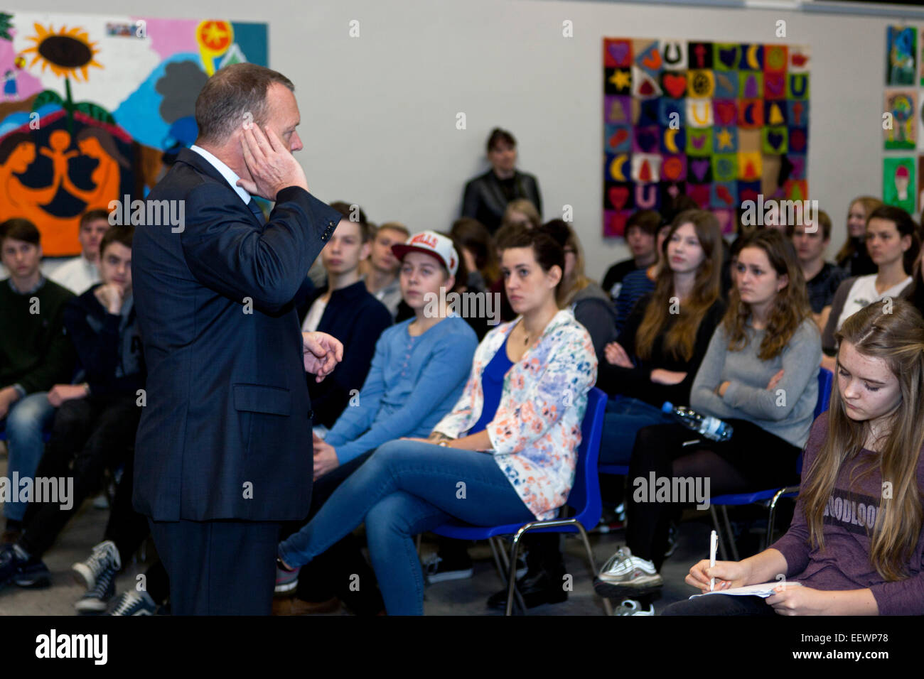 Koge, au Danemark. 22 janvier, 2015. L'ancien premier ministre, Lars Lokke Rasmussen, Venstre (Anglais:Le Parti libéral), rencontre les élèves, l'âge de 15 - 17, dans une école publique, SCT. Nikolai Skole, Koge (Danois : Montreux), près de Copenhague. Ici représenté comme il indique qu'il écoute les gens. Le dernier jour d'élection est le 15 septembre 2015, mais personne ne sait quand le premier ministre va pousser le bouton de l'élection. De nombreux observateurs estiment que ce sera la fin du printemps et les chefs de parti sont très occupés à se rencontrer les gens - y compris, comme ici, les jeunes et les électeurs à venir bientôt : OJPHOTOS Crédit/Alamy Live N Banque D'Images