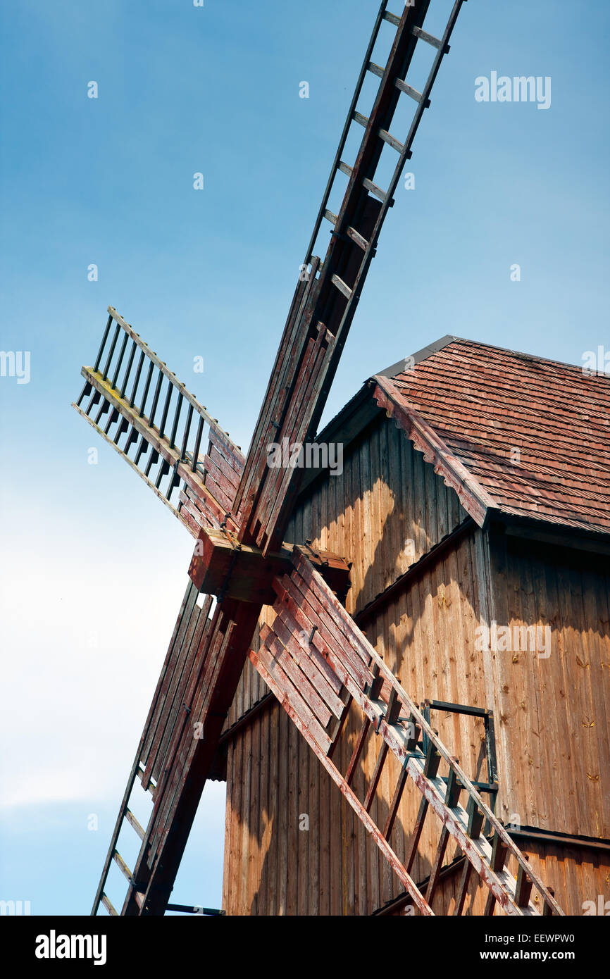 Moulin à vent en bois voiles Banque D'Images