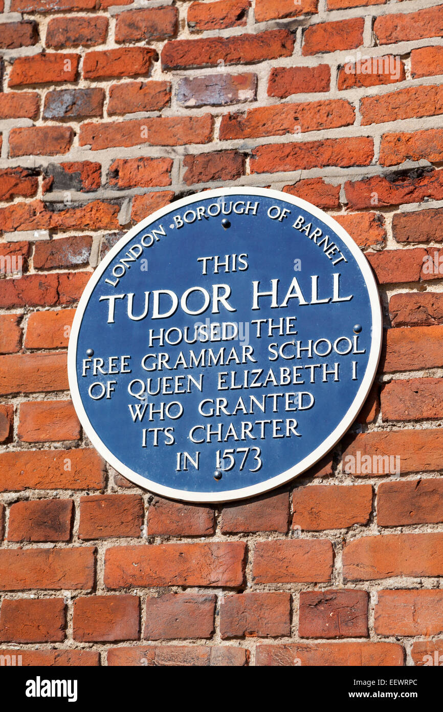 Royaume-uni, Barnet Salle Tudor, marquage de la plaque l'octroi de la charte par la reine Elizabeth I de la free grammar school. Banque D'Images