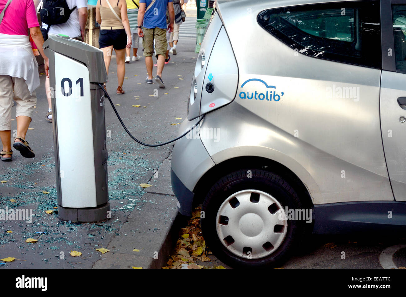 Paris, France. Voiture électrique autolib être rechargés dans la rue Photo  Stock - Alamy