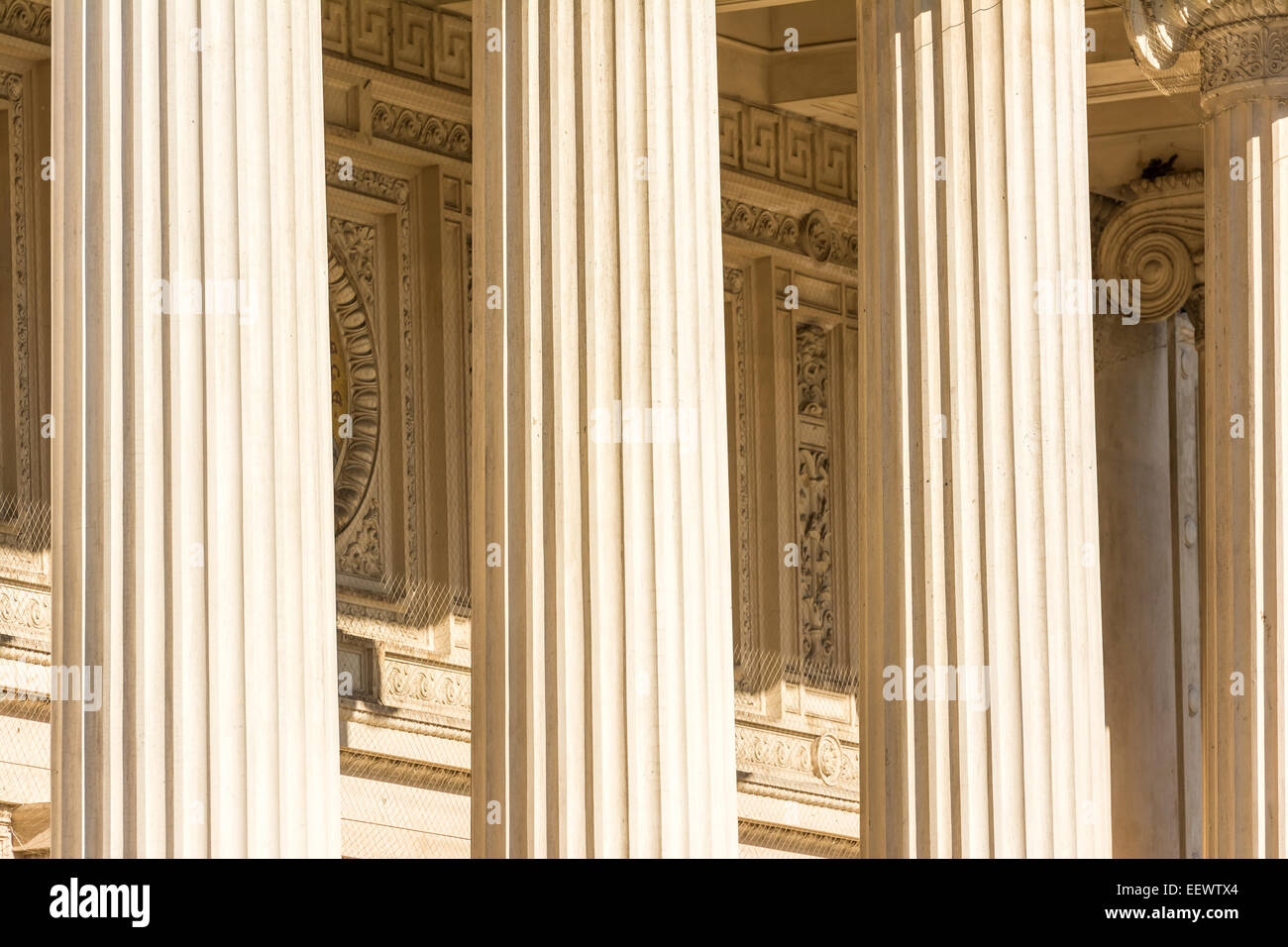 Temple grec de colonnes en pierre ancienne Banque D'Images