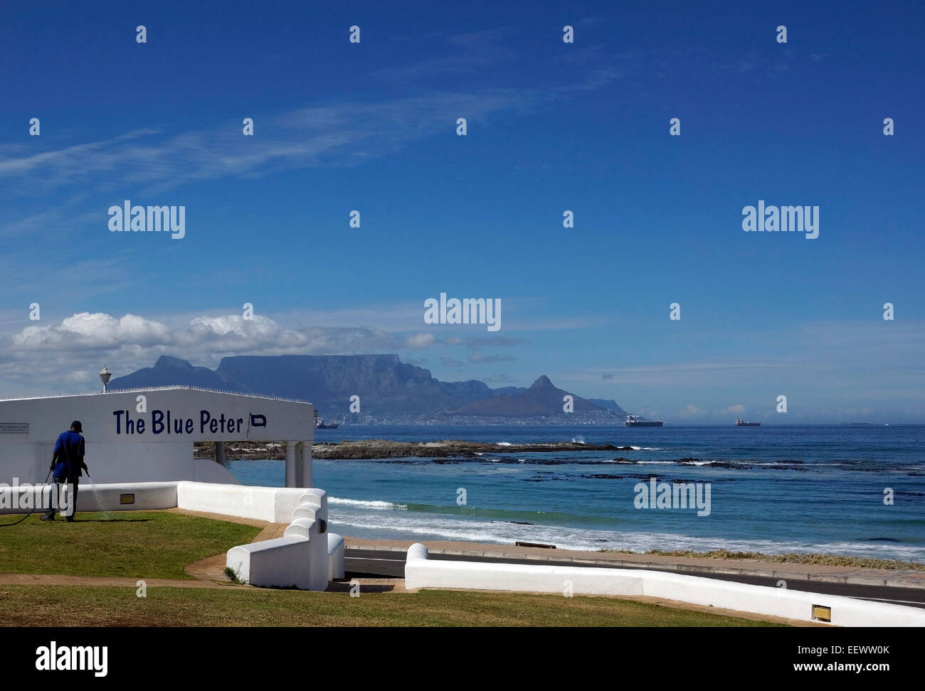 La vue depuis l'hôtel le Blue Peter à Bloubergstrand avec Table Mountain, dans l'arrière-plan. Banque D'Images