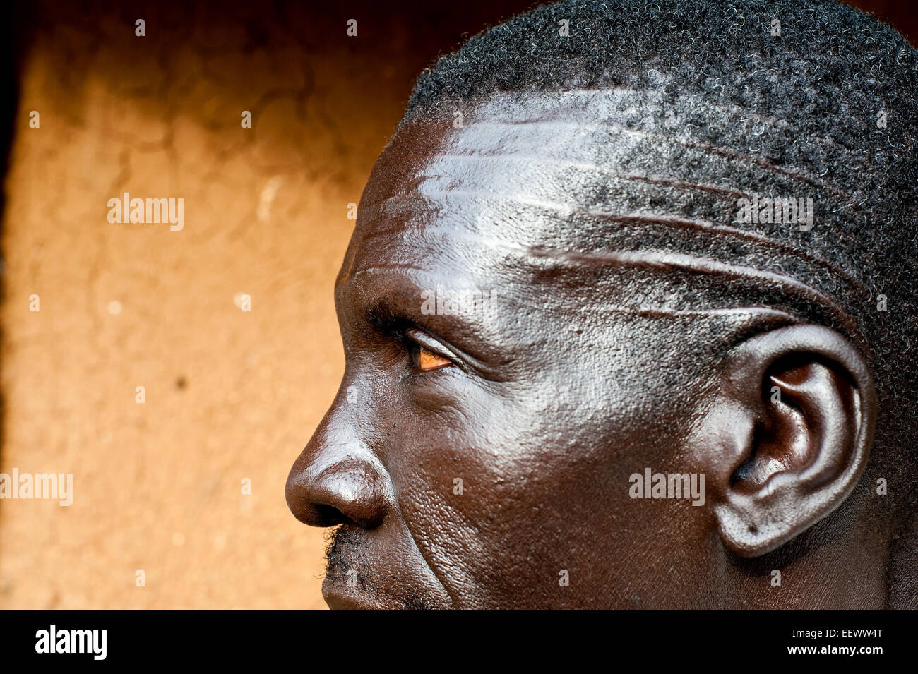 L'homme appartenant à la tribu Nuer, et des marques avec sur le front (Éthiopie) Banque D'Images