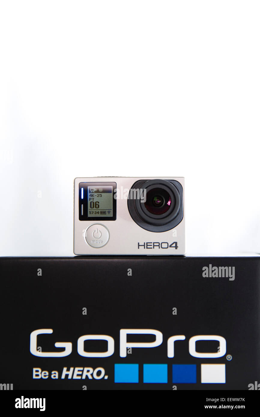 GoPro Hero 4 un black edition est représentée dans un studio avec le construit en wifi, sur un fond blanc. Banque D'Images