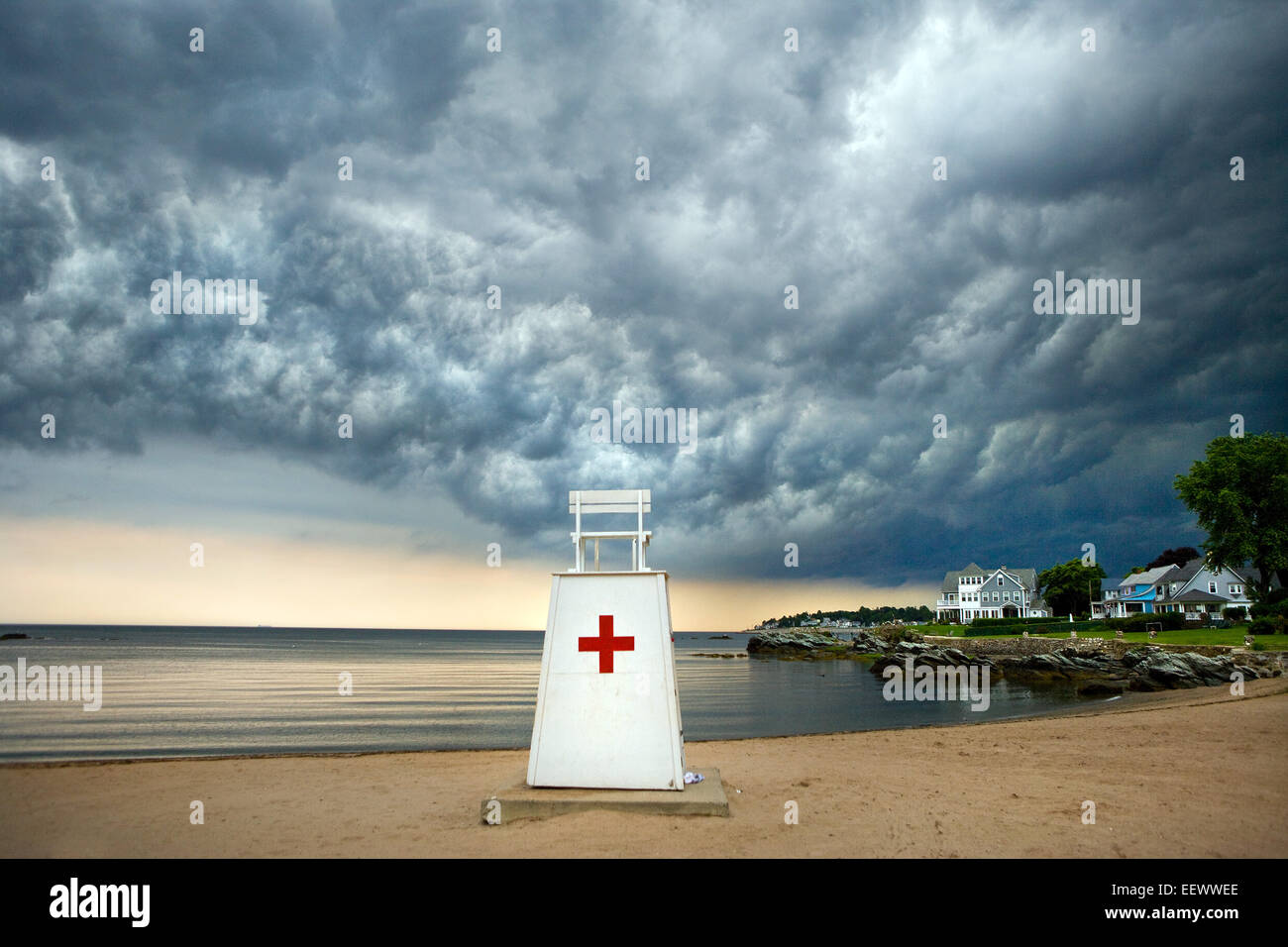 Milford-- une tempête passe sur la plage avant d'ancrage dans un passé Milford sauveteur vide président. La tempête a apporté de grandes quantités de Lighning et pluies. Banque D'Images