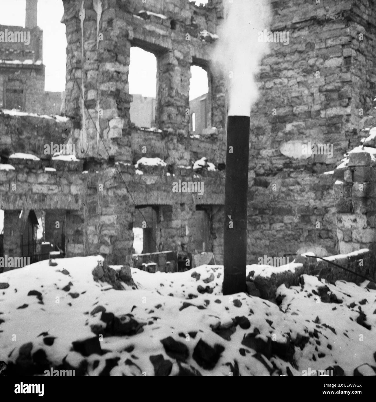 La photo par le célèbre photographe Richard Peter sen. montre un évent de fumée sur un sous-sol habité entouré par les ruines de rocailles à Dresde. La photo a été prise après le 17 septembre 1945. En particulier les raids aériens des Alliés entre le 13 et 14 février 1945 a conduit à de vastes destructions de la ville. Photo : Deutsche Fotothek/Richard Peter sen. - Pas de SERVICE DE FIL Banque D'Images