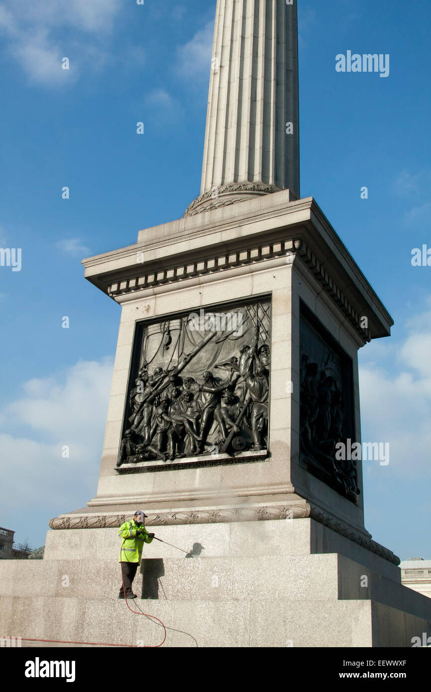 Londres, Royaume-Uni. 22 janvier, 2015. Une utilisation plus propre pour nettoyer le flexible d'alimentation la colonne Nelson à Trafalgar Square dans le cadre de l'entretien. Credit : amer ghazzal/Alamy Live News Banque D'Images