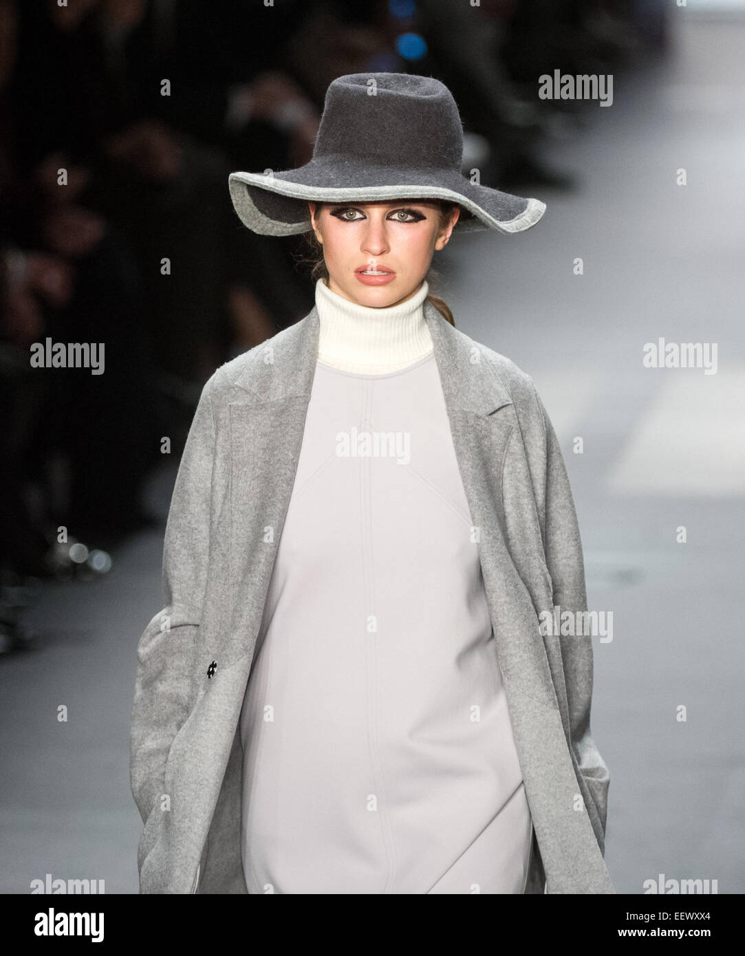 Tali Lennox, fille modèle de la chanteuse Annie Lennox, présente un design de mode de marque Marc Cain à la Mercedes-Benz Fashion Week à Berlin, Allemagne, 20 janvier 2015. La Berlin Fashion Week présente fashion designes pour la prochaine saison automne/hiver 2015. Photo : Bernd von Jutrczenka/dpa Banque D'Images