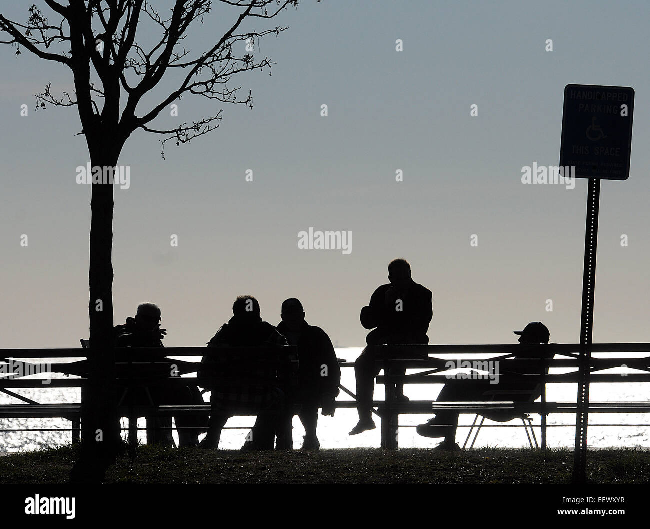 New Haven, CT USA-- un groupe d'aînés qui s'appellent les 'Fort Hale' bénéficie d'une conversation de l'après-midi à Fort Hale parc comme temps a atteint dans les années 60 lundi. Le groupe d'hommes se réunissent chaque jour pour discuter de politique, de sport et de faire des blagues au parc. Banque D'Images