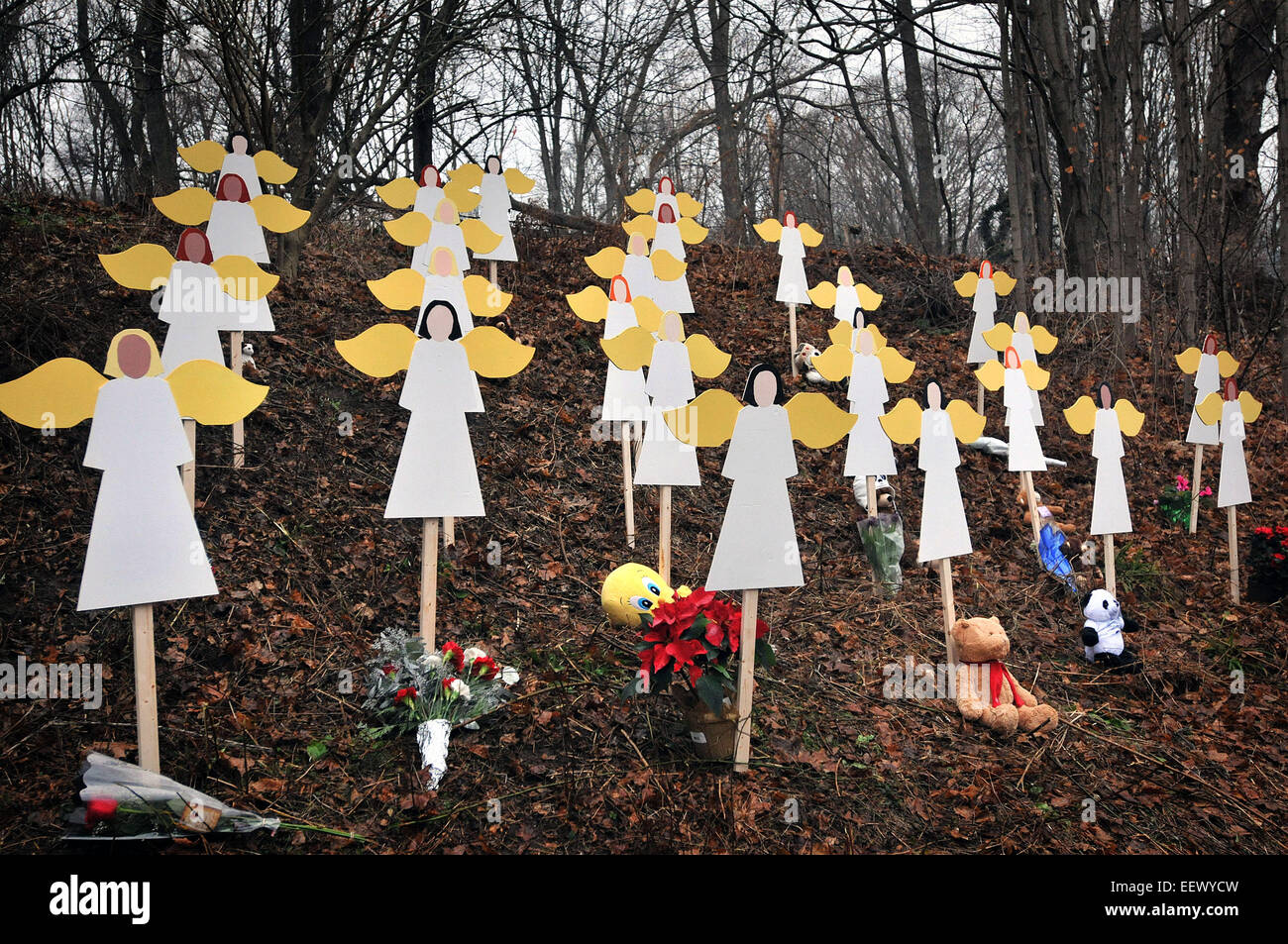 Newtown--un affichage de 26 anges en bois avec les noms des enfants tués près du centre de Sandy Hook. , Banque D'Images