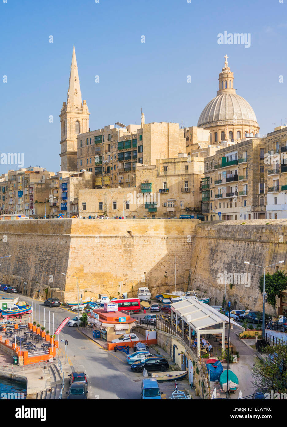 La valette avec le dôme de l'église des Carmes et St Pauls Cathédrale anglicane La Valette Malte eu Europe Banque D'Images