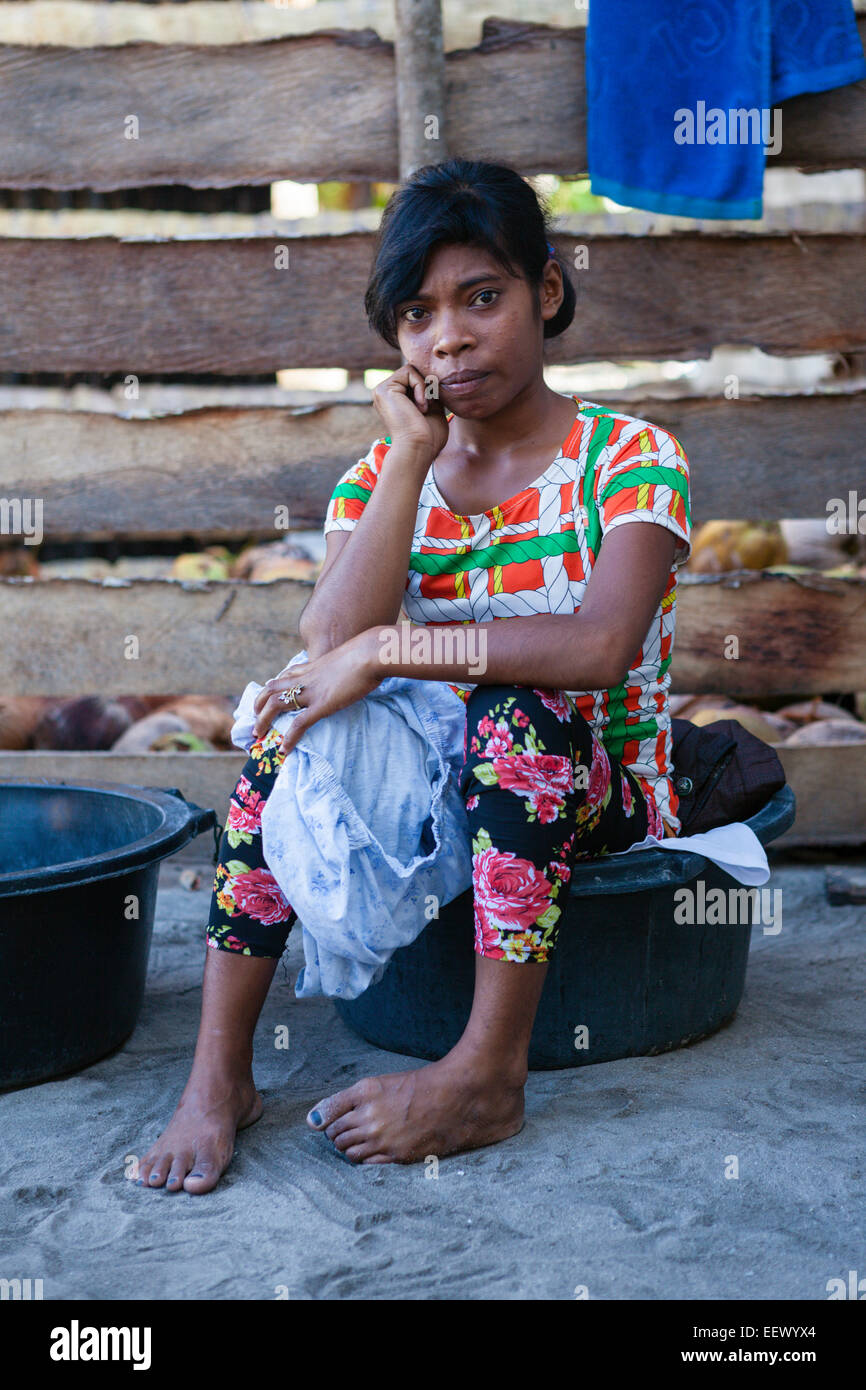 Jeune femme faisant la blanchisserie, Pulau Manggur, Kai, îles Moluques, Indonésie Banque D'Images