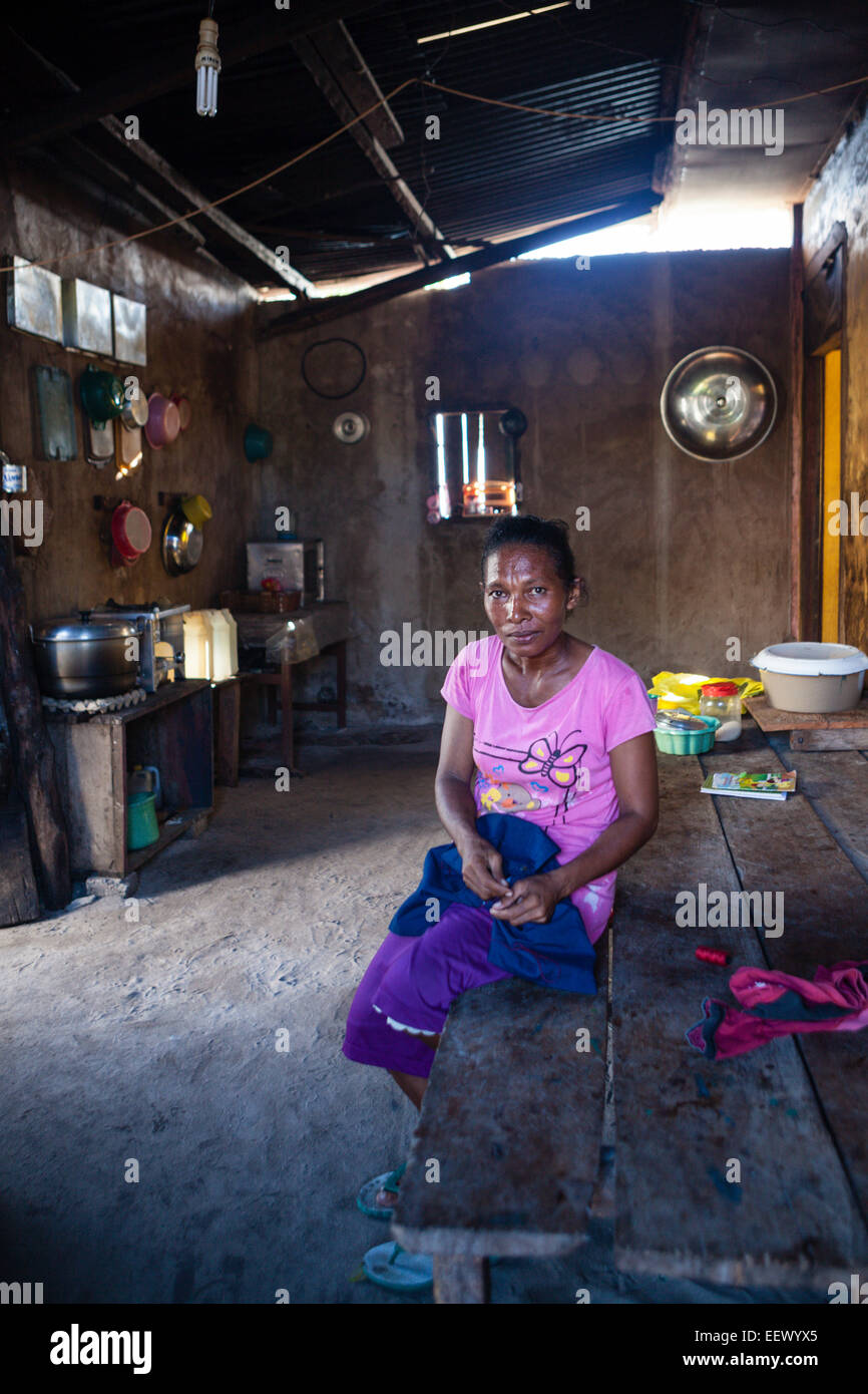 Vêtements Femme handstitch Manggur, Pulau, Kai, îles Moluques, Indonésie Banque D'Images