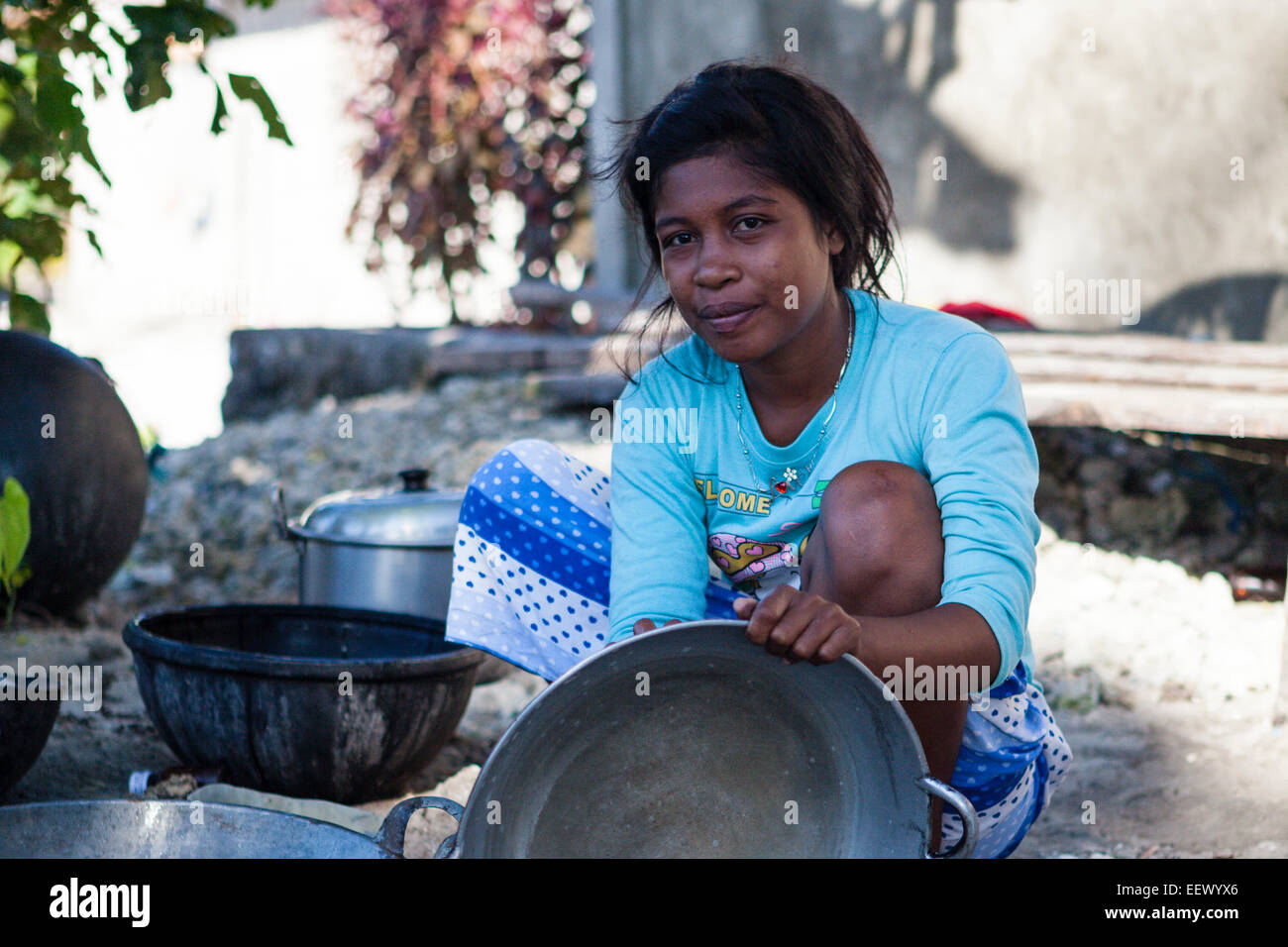 Jeune femme Manggur pan rinçage, Pulau, Kai, îles Moluques, Indonésie Banque D'Images